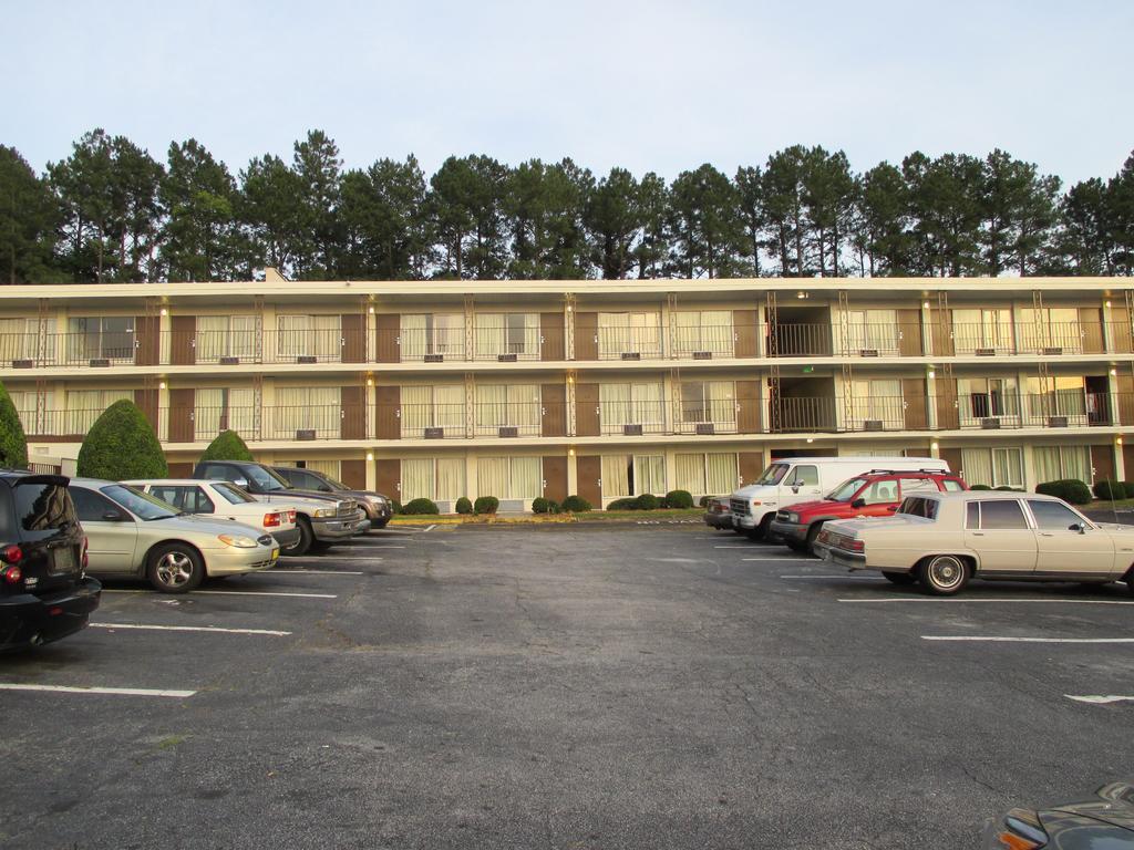 Budgetel Inn And Suites Atlanta Exterior photo