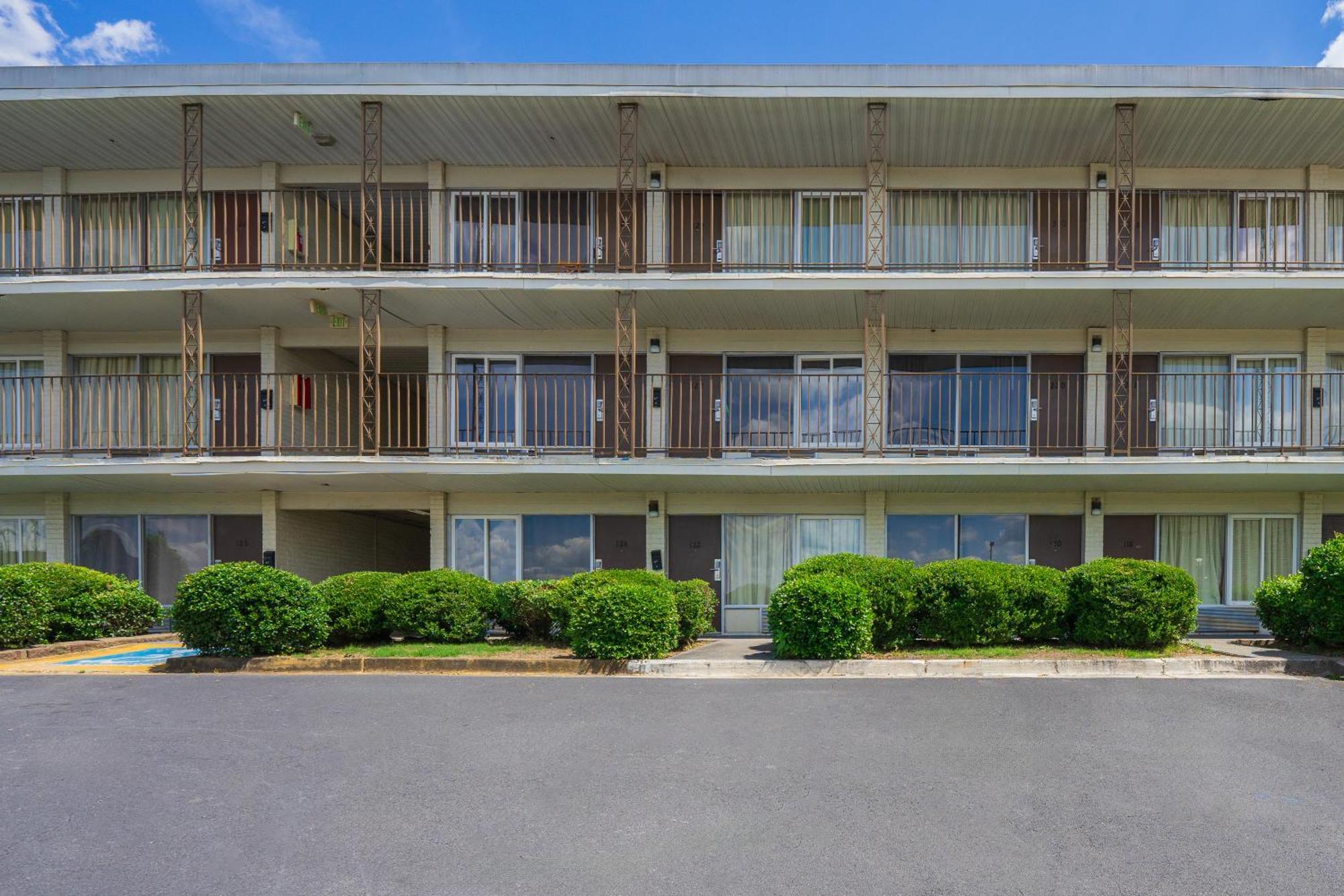 Budgetel Inn And Suites Atlanta Exterior photo
