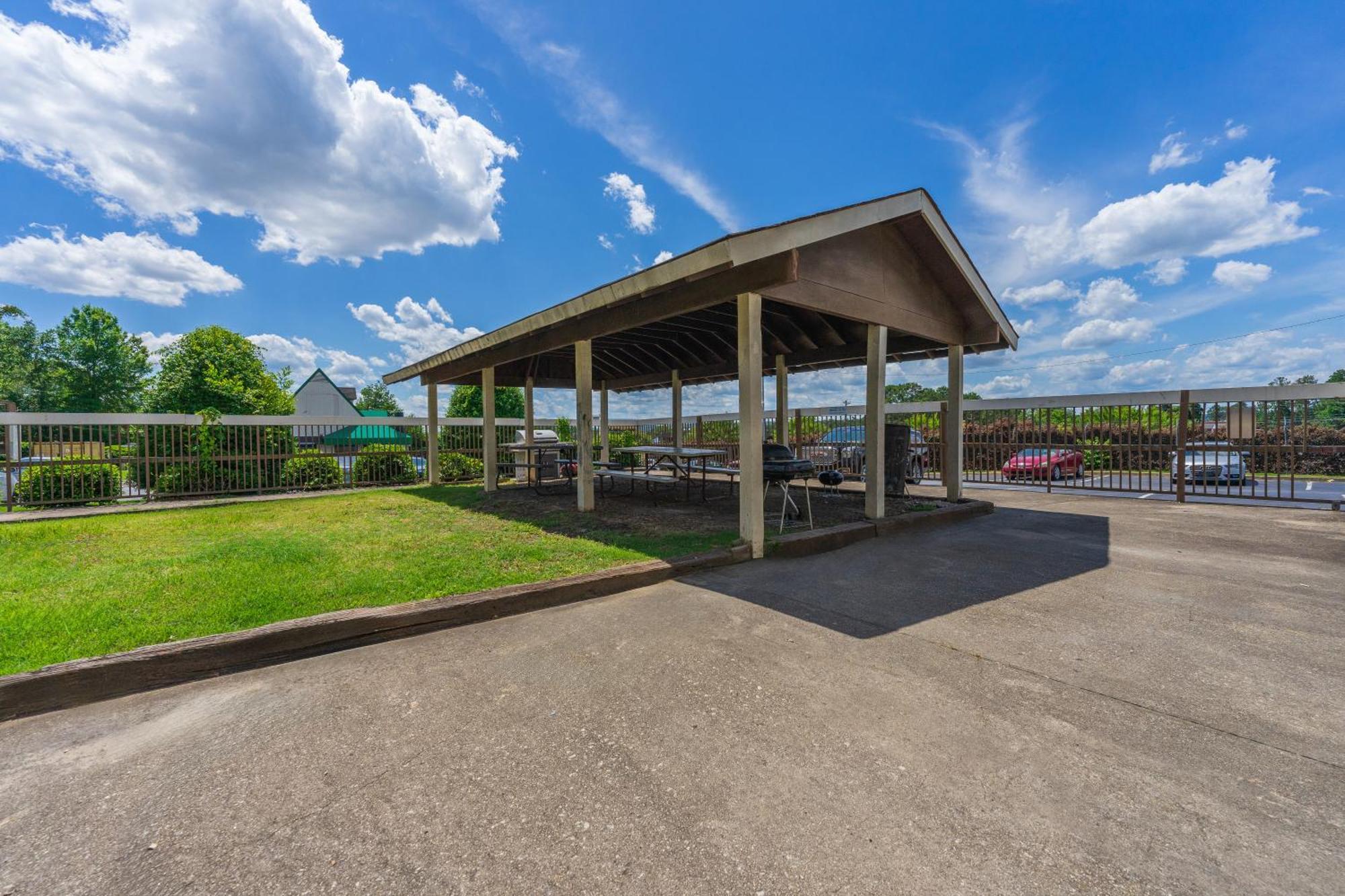 Budgetel Inn And Suites Atlanta Exterior photo